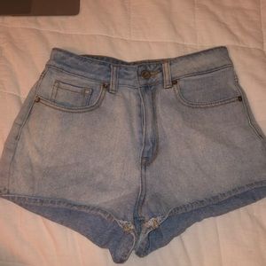 Light wash Bullhead mom jean shorts. Size 3
